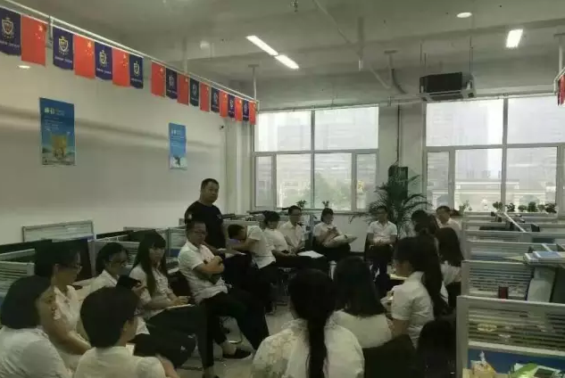 家人們開展學習探討活動。 